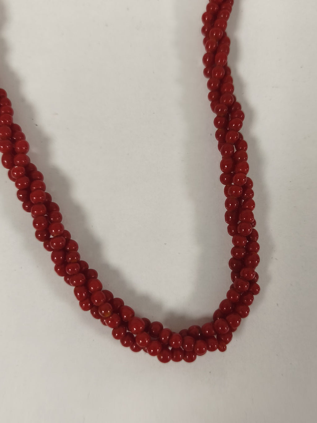 Ancien gros collier en corail rouge véritable, perles rondes, fermoir doré