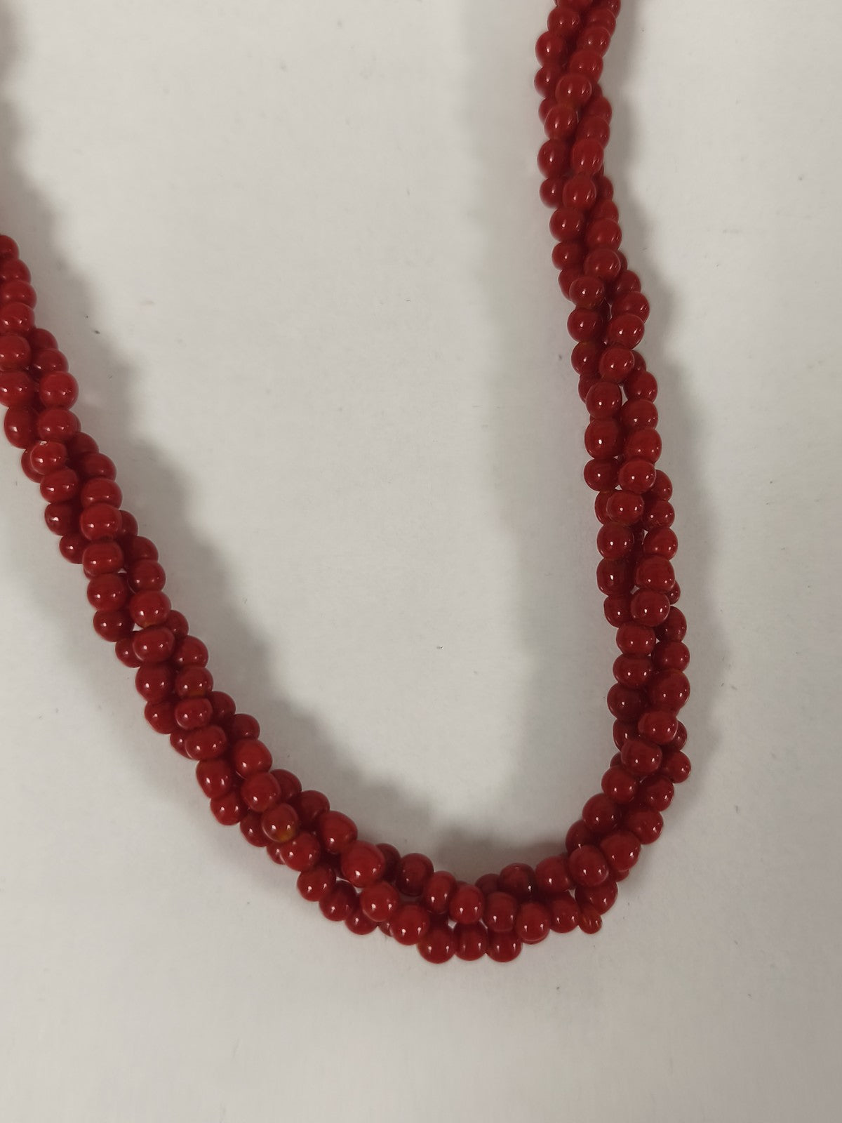 Ancien gros collier en corail rouge véritable, perles rondes, fermoir doré