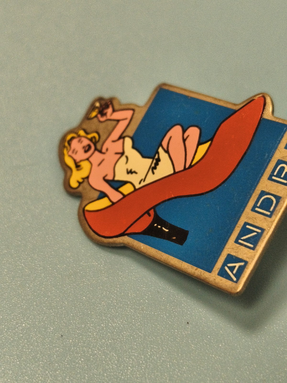 Vintage pin's ANDRE femme dessinée chaussure rouge rétro collection (Ref 13)