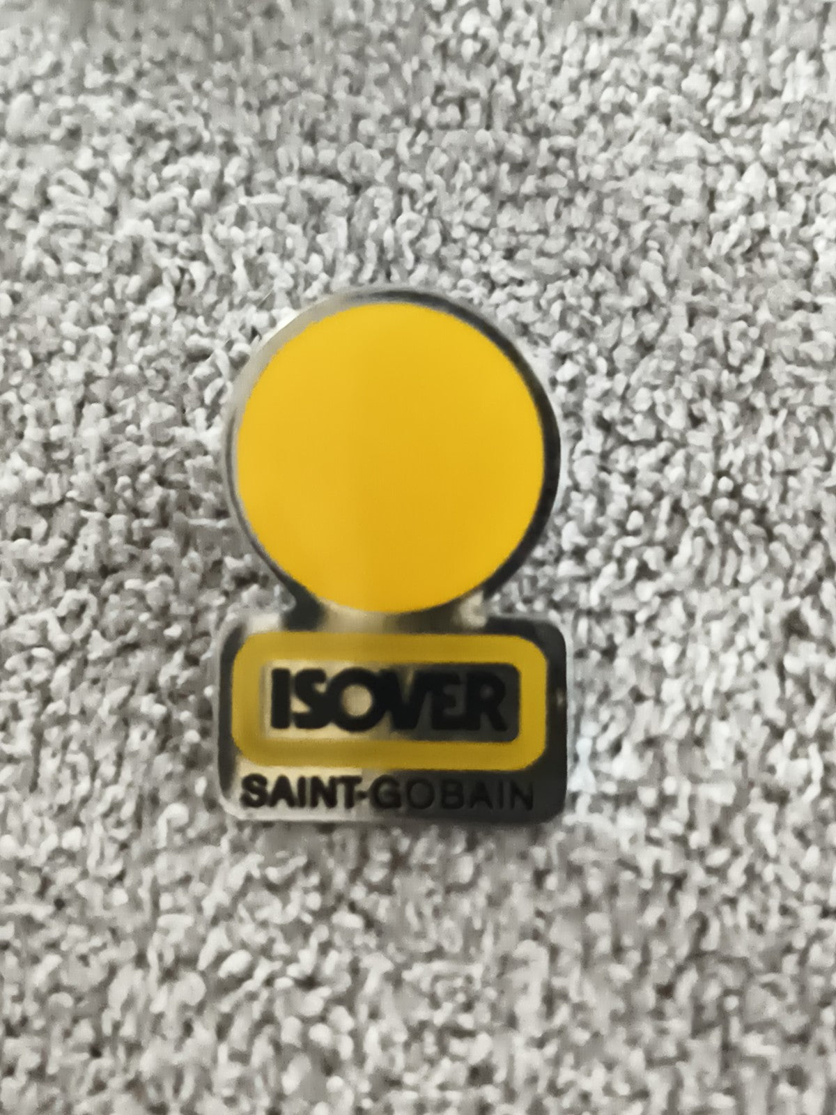 Pin's ISOVER Saint-Gobain vintage jaune logo ancien badge publicitaire (Ref 9)