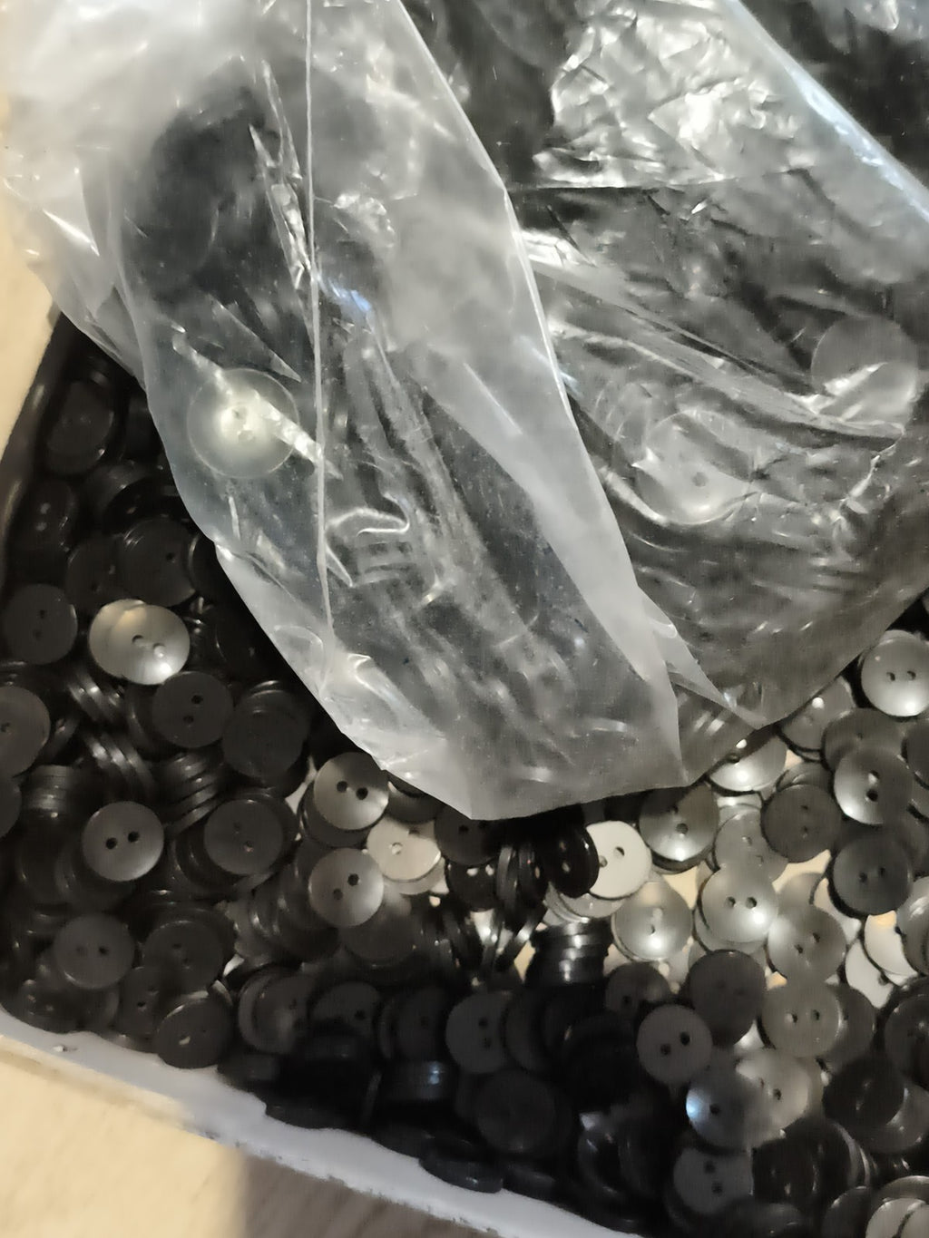 Gros lot boutons anciens noirs 2 trous deadstock mercerie vintage boîte