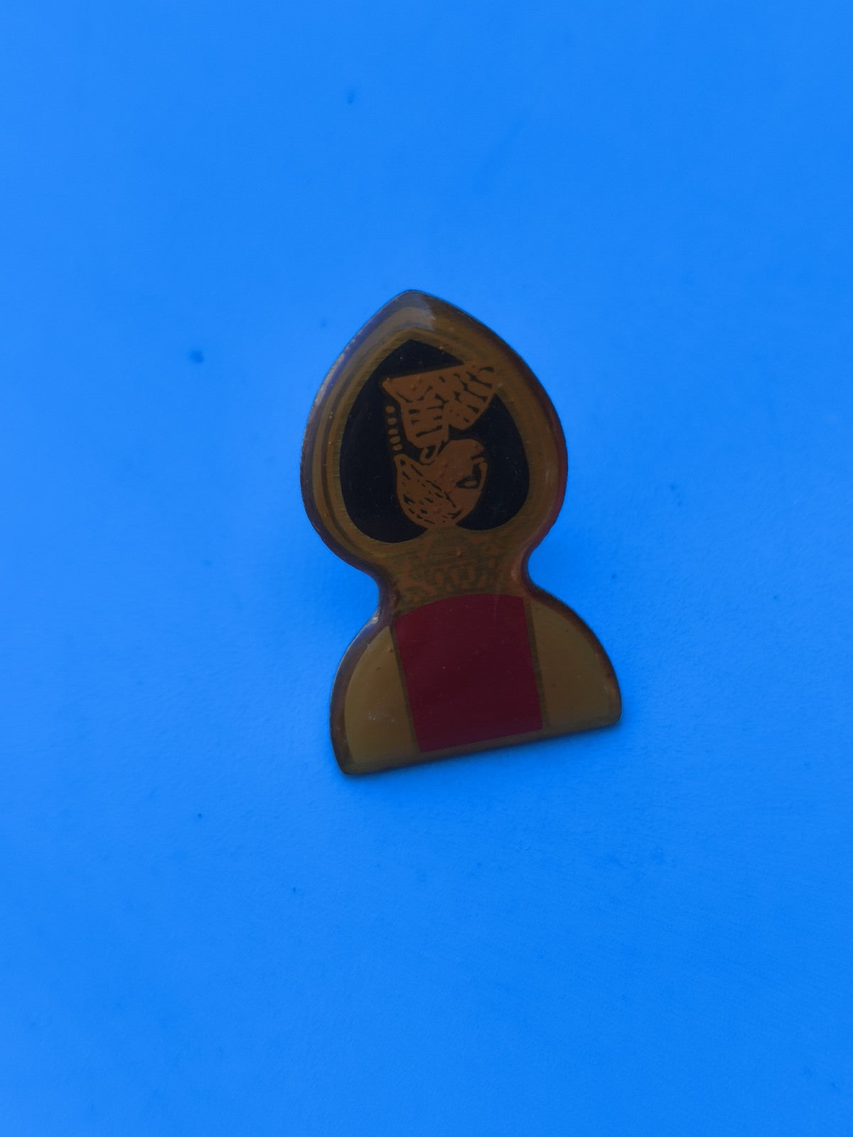 Vintage pin's ancien silhouette médiévale rouge et noir collection (Ref 8)