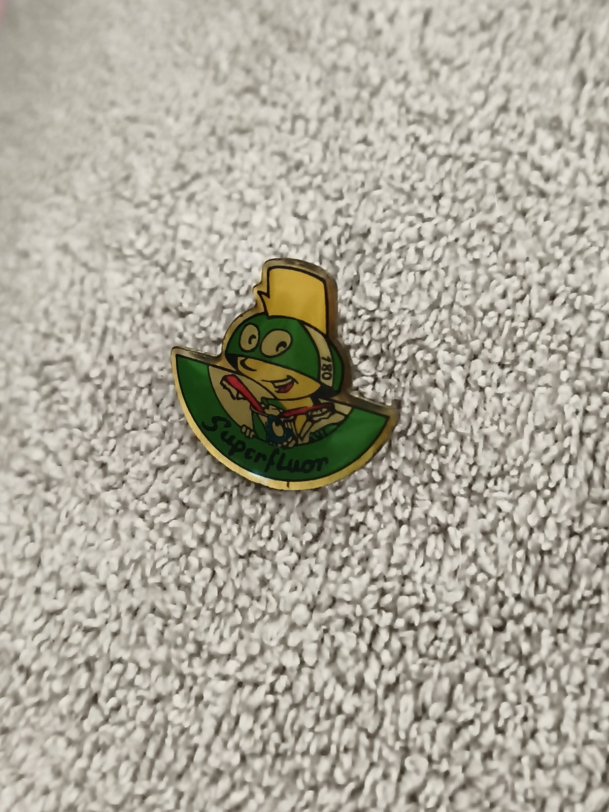 Pin's vintage Superfluor grenouille verte émaillée, mascotte BD années 90 (Ref 2