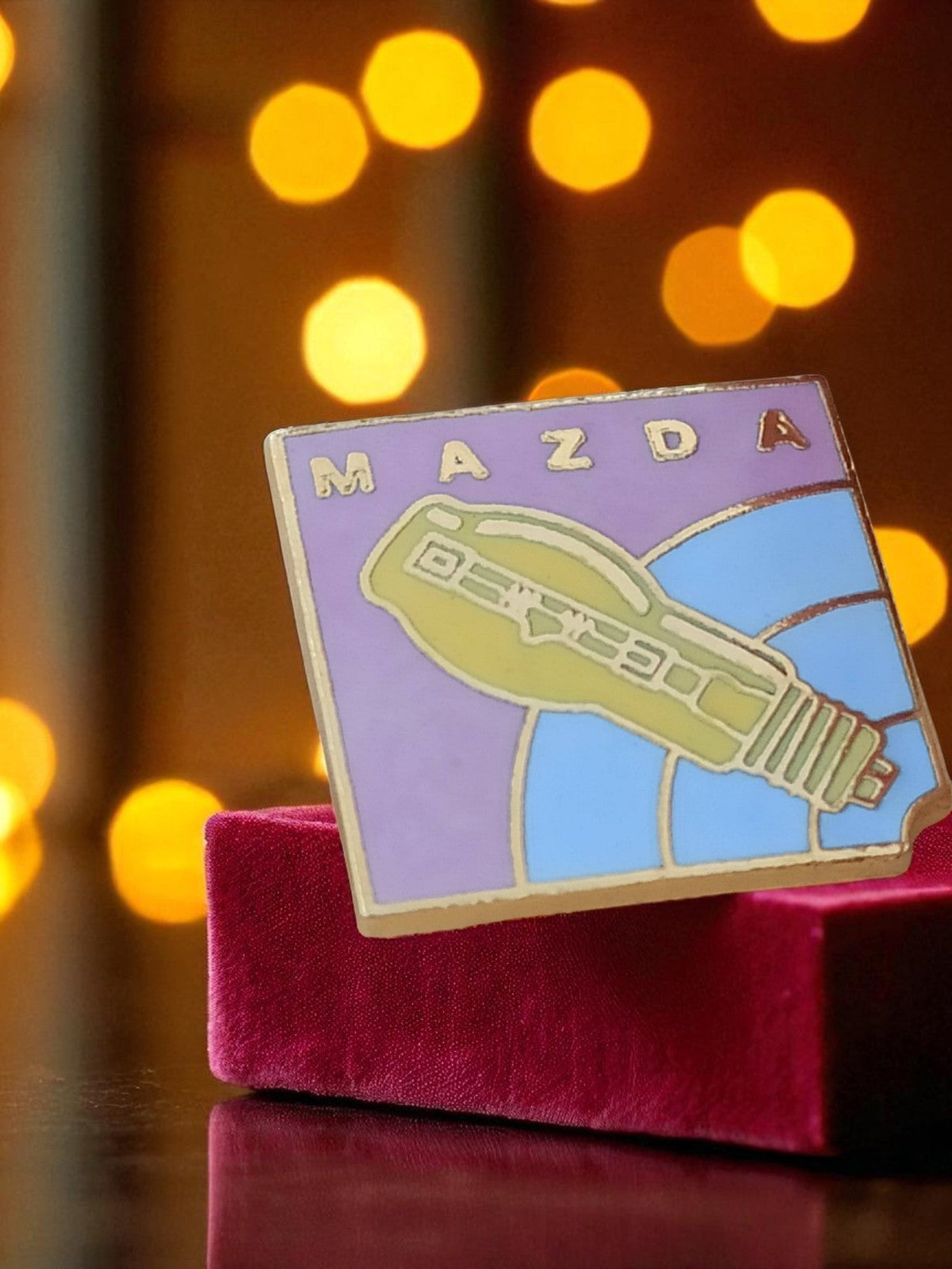 Pin's publicitaire vintage émail MAZDA lampe logo rétro déco