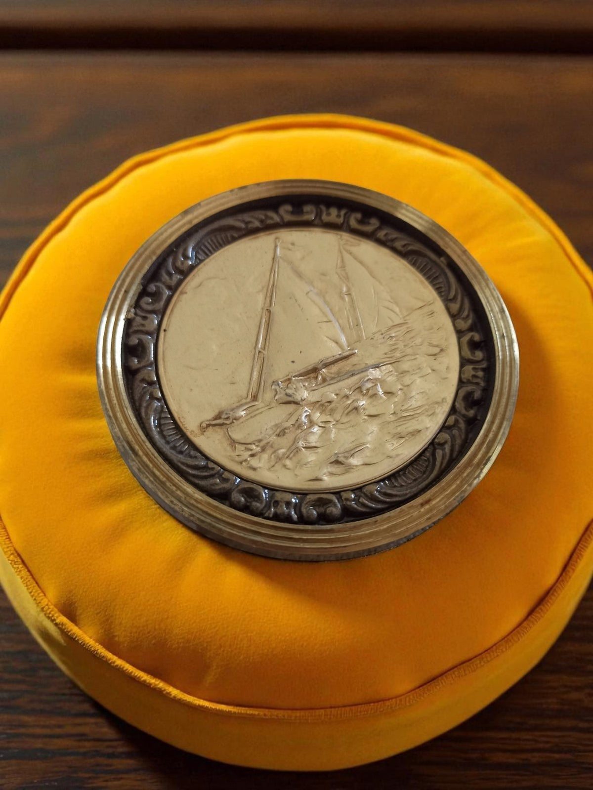 Médaille voile bronze vintage décor voilier relief nautique rétro