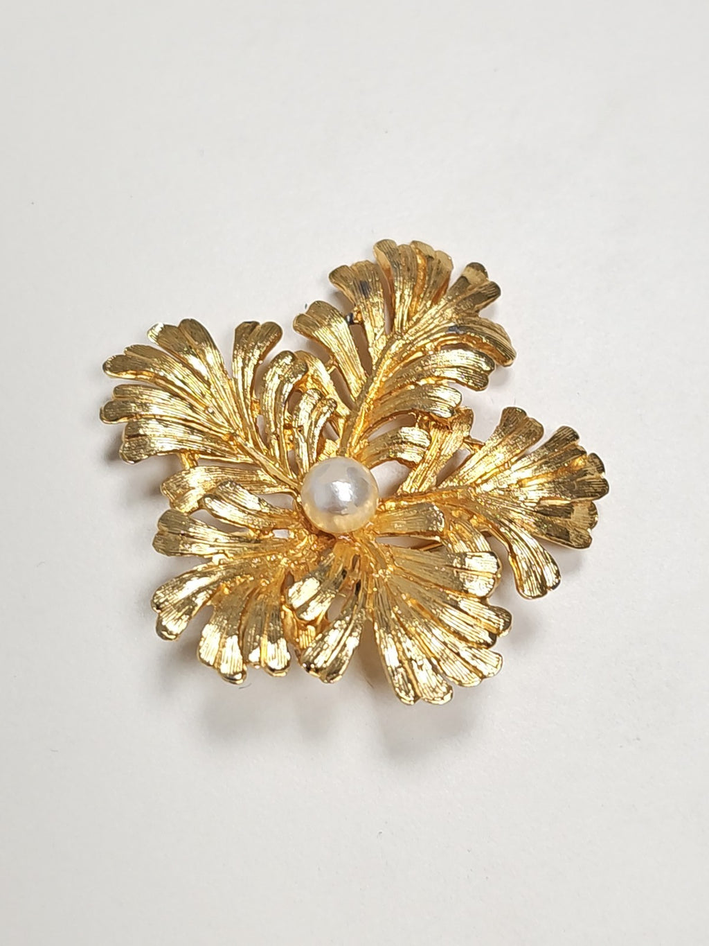 Broche ancienne vintage en métal doré, bijou rétro collection ou costume