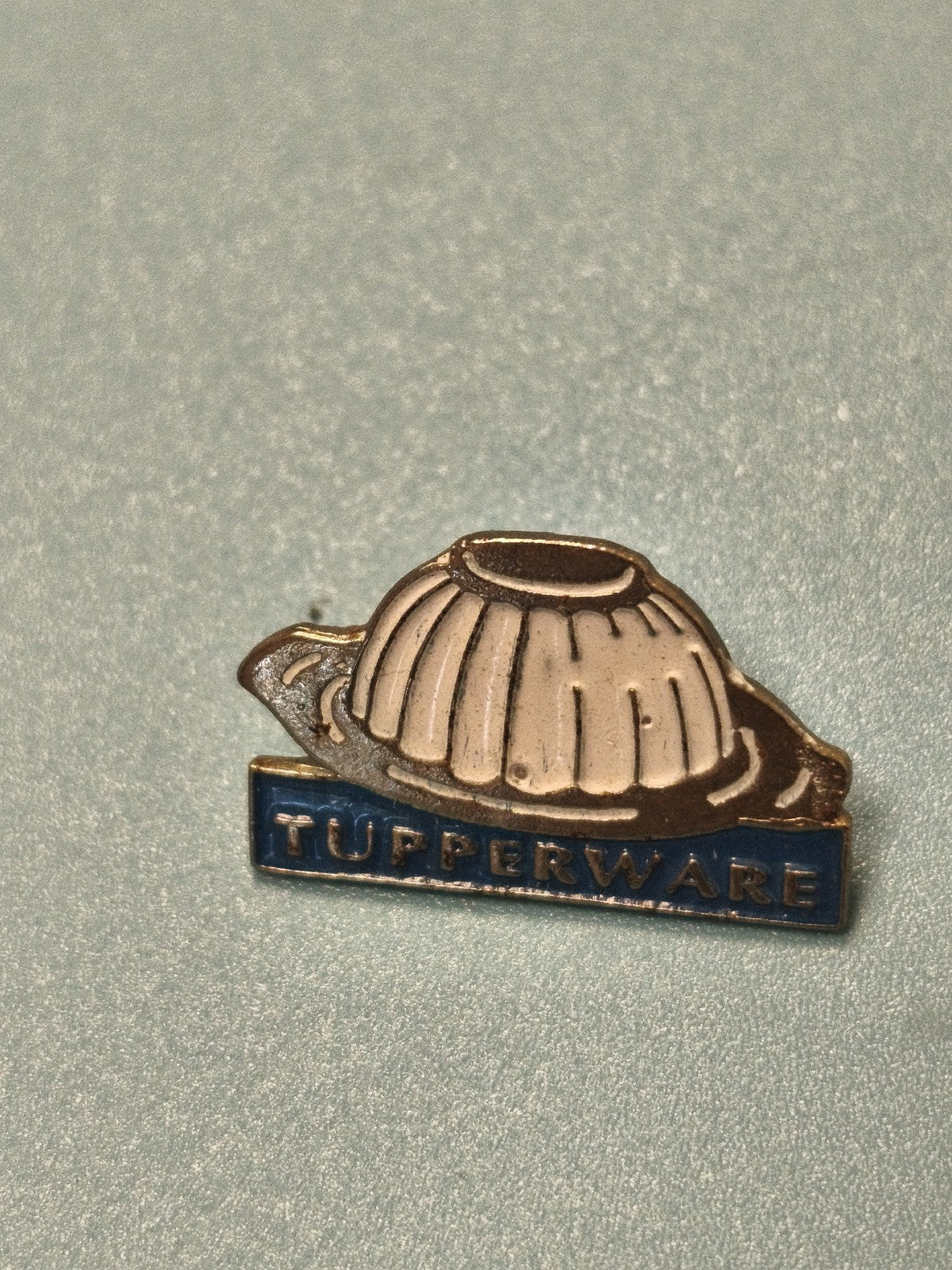 Vintage pin's Tupperware ancien, forme moule, émaillé bleu rétro collection