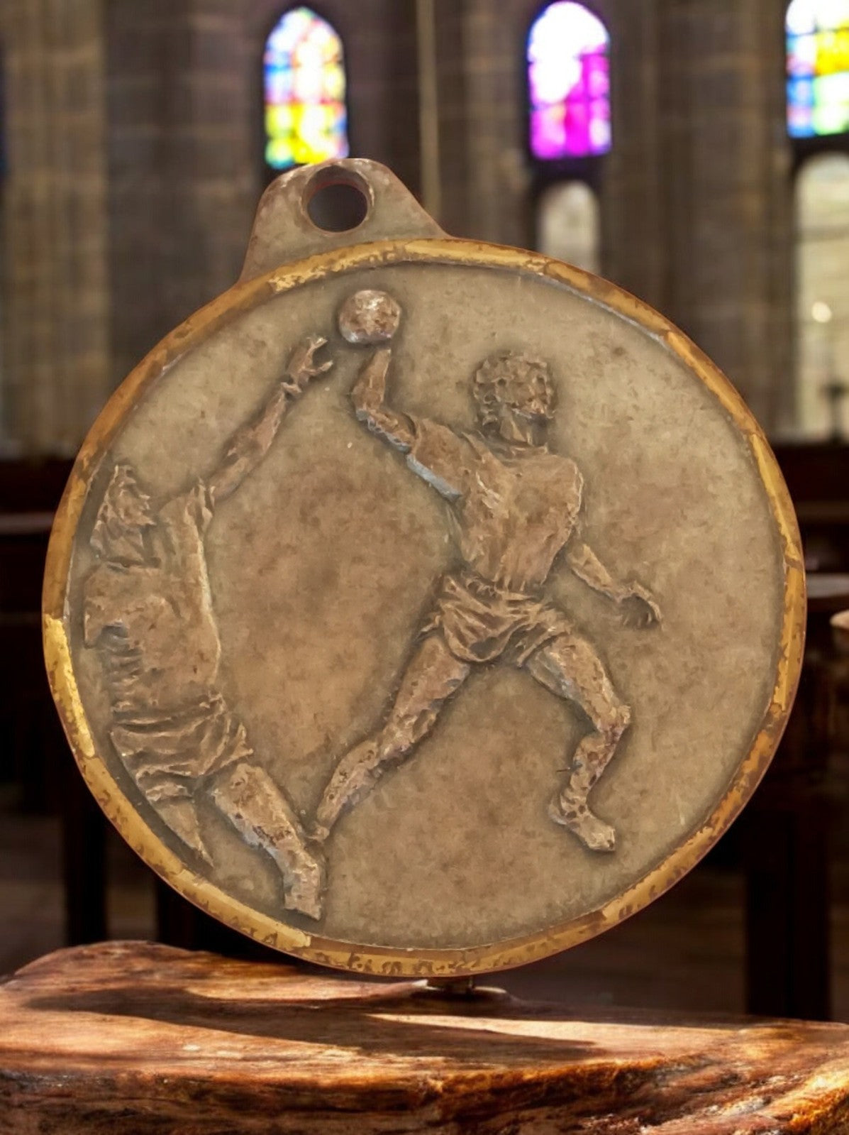 Médaille sport vintage bronze handball ancien trophée relief joueur