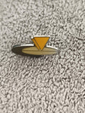 Pin's vintage forme géométrique jaune beige, badge ancien design ovale (Ref 3)