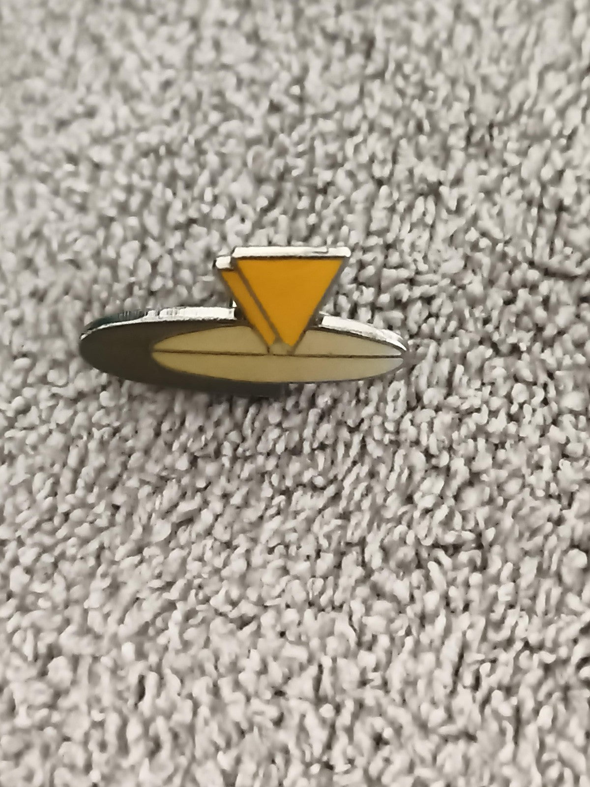 Pin's vintage forme géométrique jaune beige, badge ancien design ovale (Ref 3)