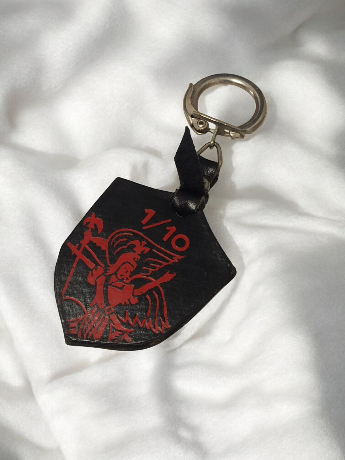 Porte-clés vintage blason noir rouge 1/10, accessoire rétro ancien
