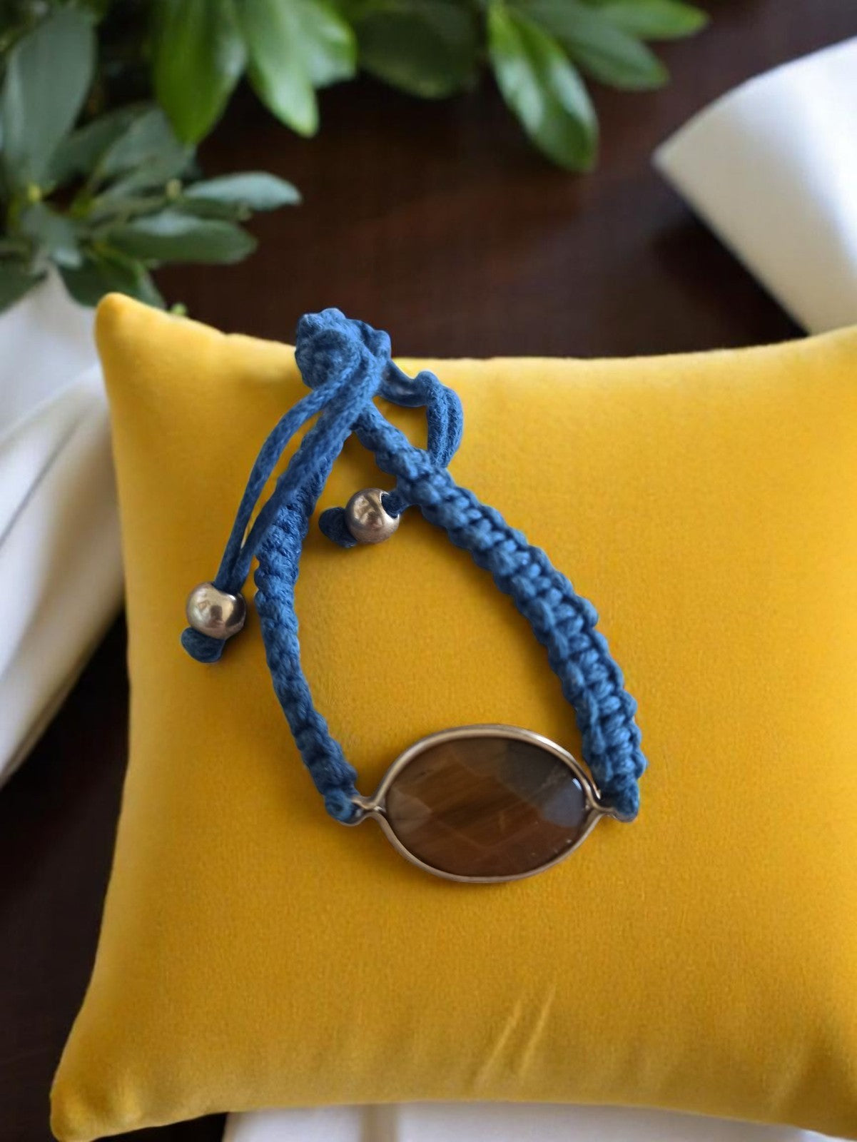 Bracelet artisanal vintage ?il de tigre, macramé bleu, pierre naturelle