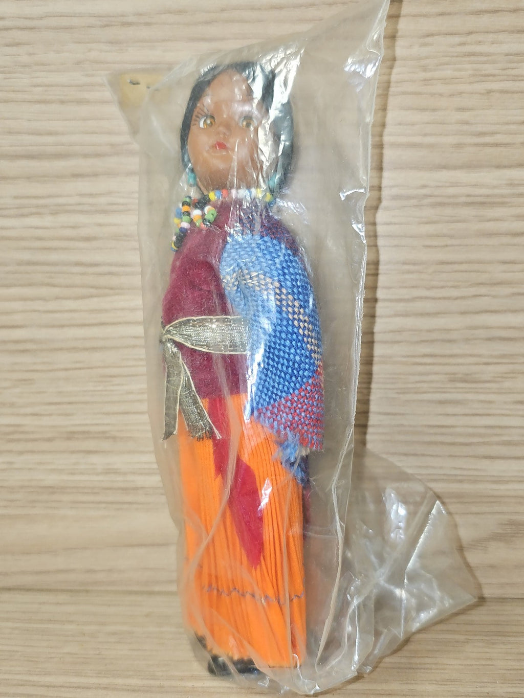 Poupée amérindienne ancienne vintage fille en plastique, souvenir rétro collecti