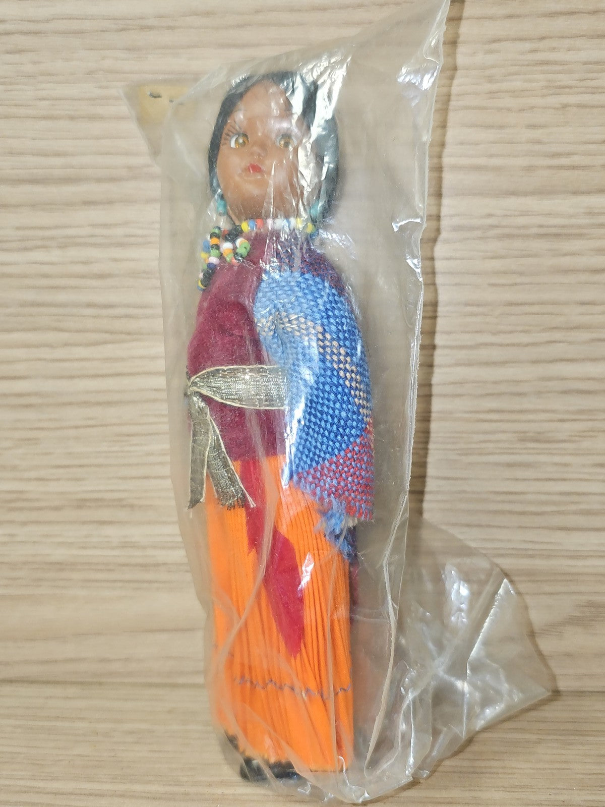 Poupée amérindienne ancienne vintage fille en plastique, souvenir rétro collecti