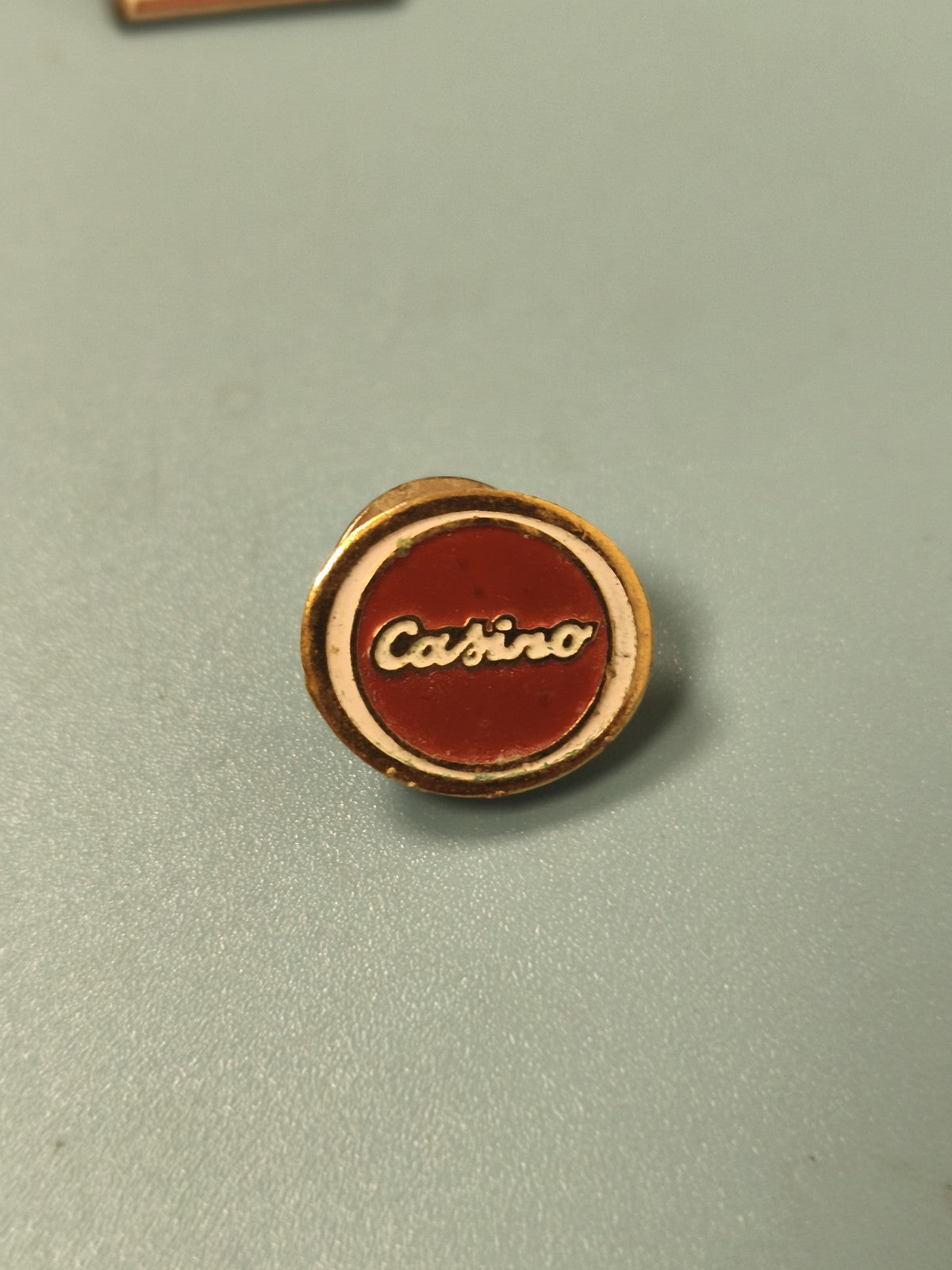 Vintage pin's casino rond rouge ancien collection badge rétro (Ref 7)