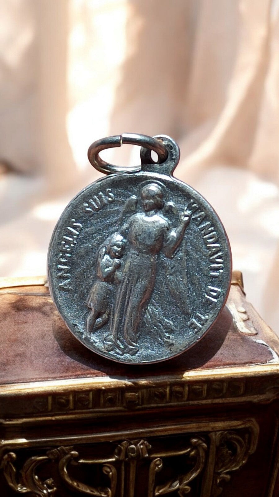 Médaille religieuse vintage bronze Ange Gardien ? Histoire sacrée ancienne