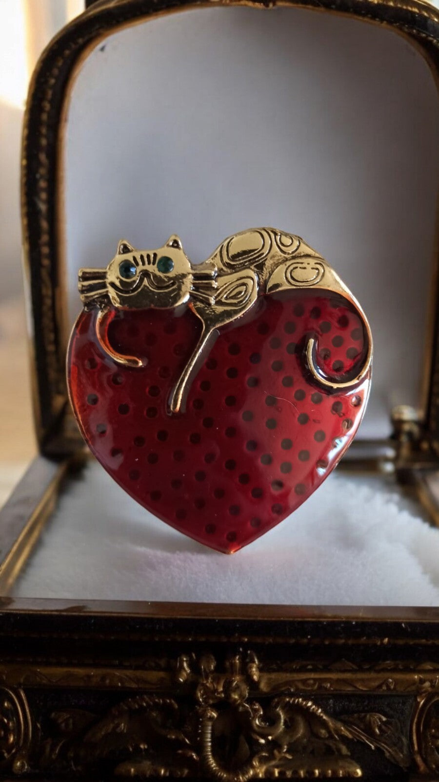 Broche chat doré sur c?ur rouge à pois, strass yeux, bijou fantaisie original