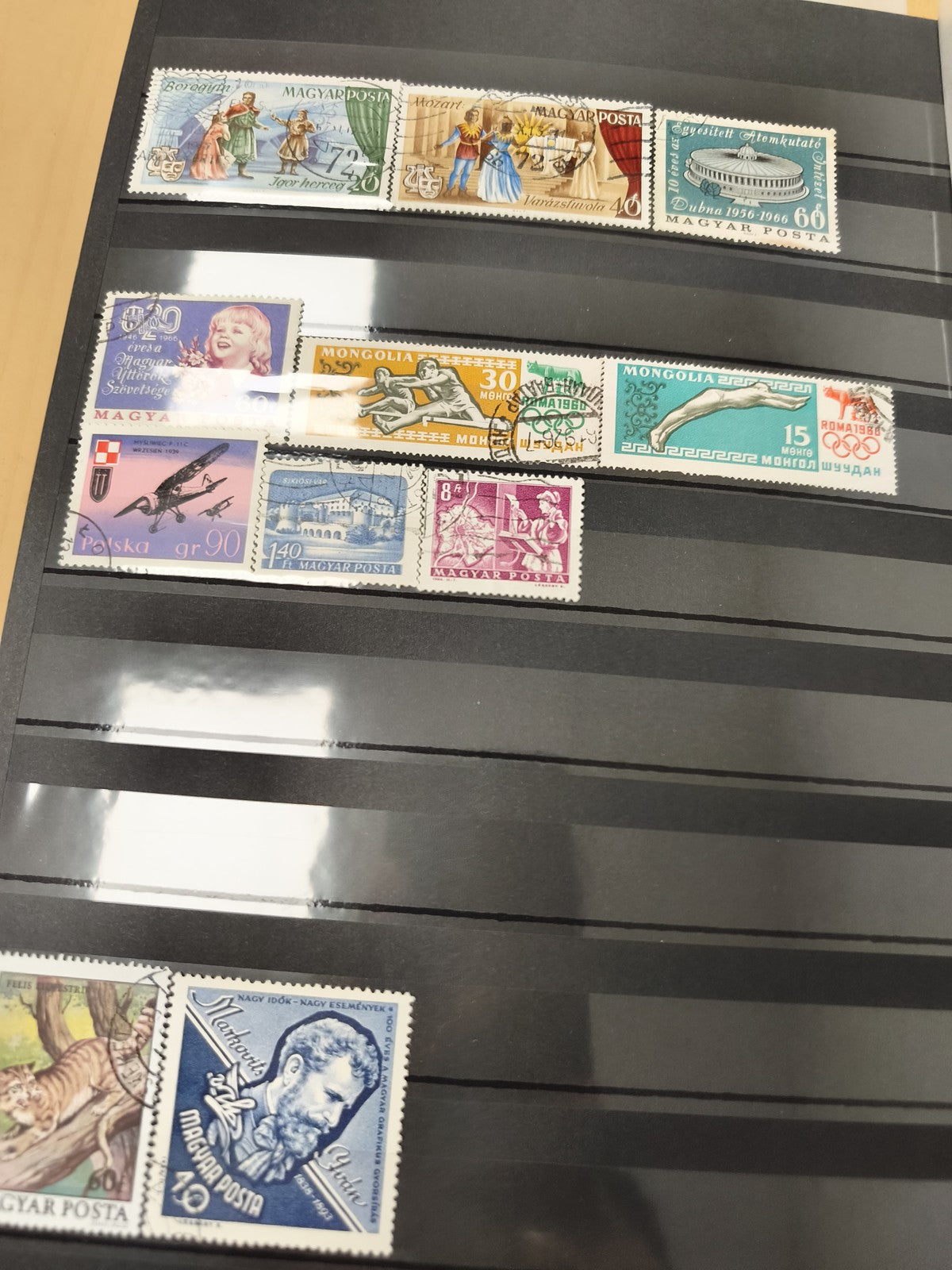 Lot de timbres philatélie variés Europe et Asie, thèmes illustrés, couleurs vive