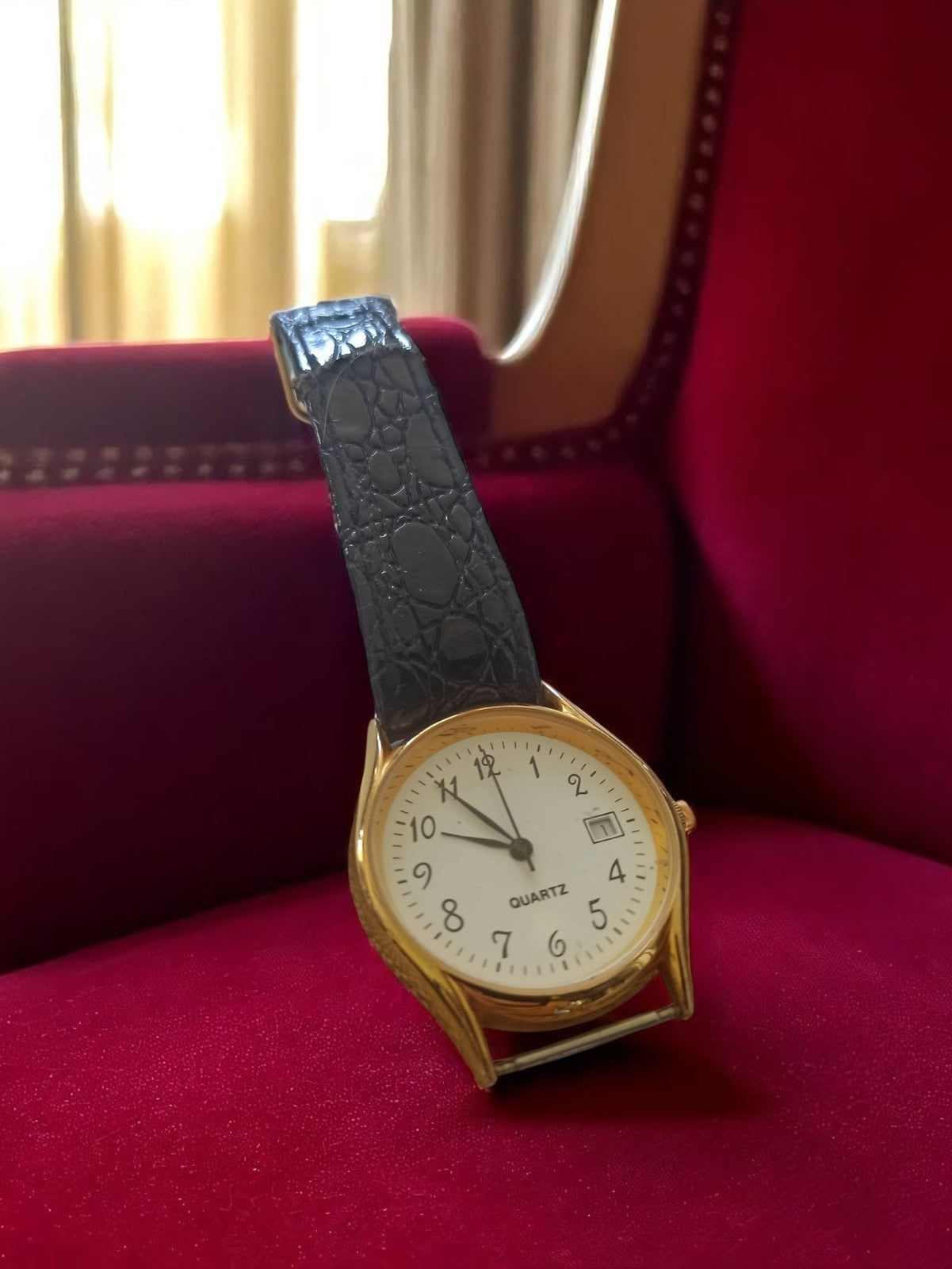Montre femme vintage quartz dorée cadran blanc date aspect croco rétro