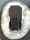 Voiture miniature ancienne rétro, modèle réduit vintage bleu toit noir