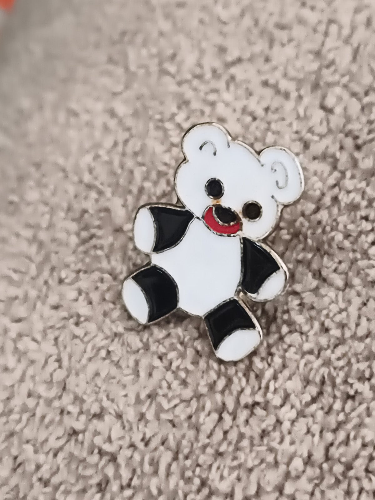 Pin's vintage ourson émaillé noir blanc, badge rétro enfant (Ref 9)