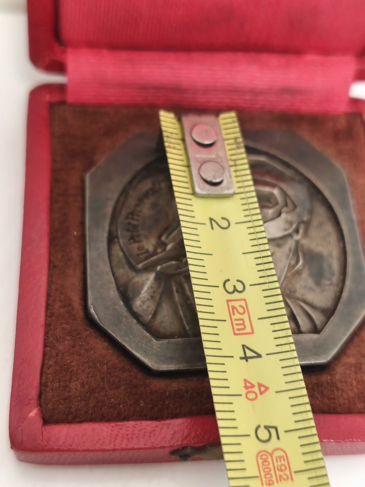 Médaille octogonale ancienne Le Petit Provençal boîte rouge vintage