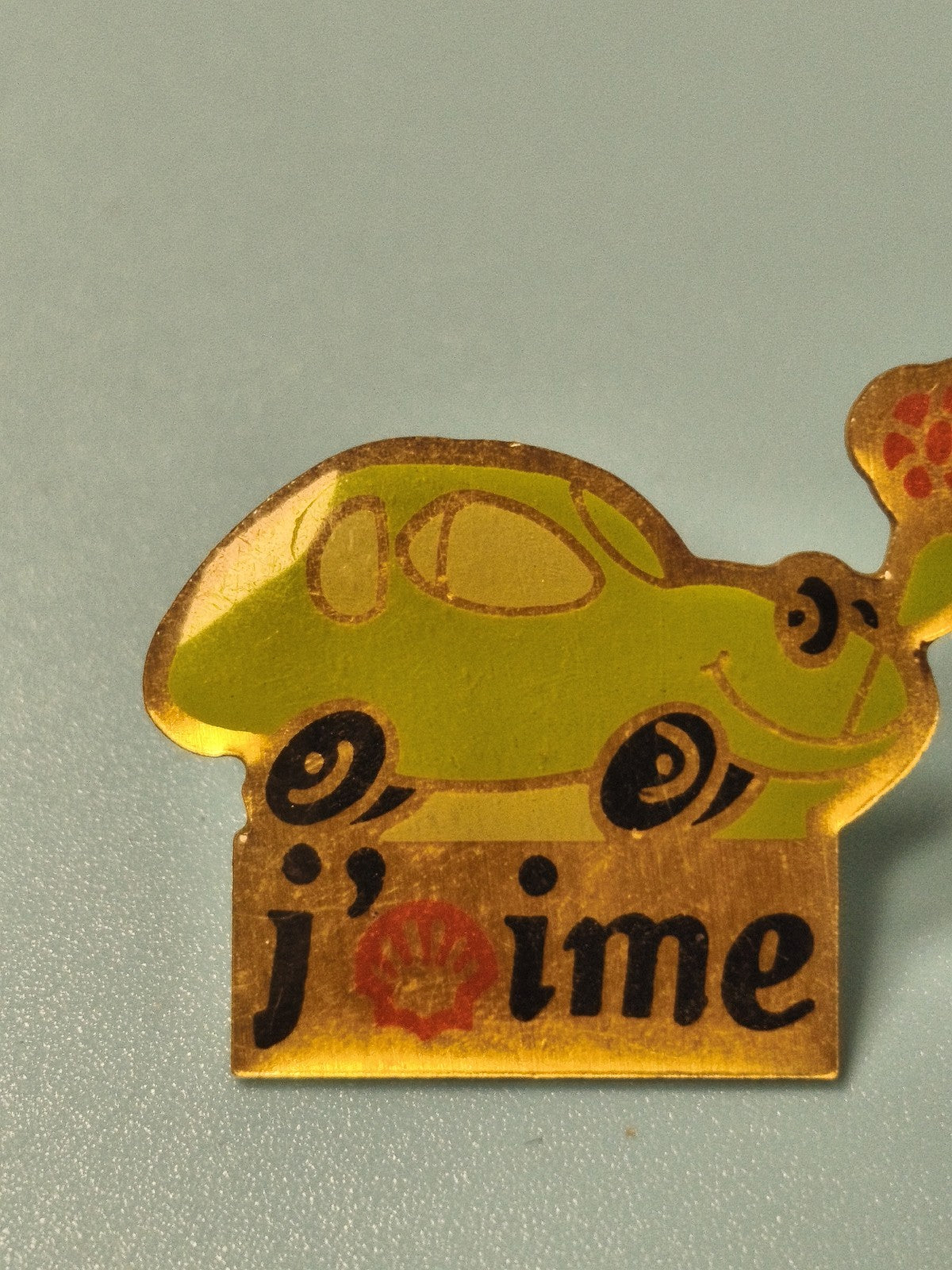 Vintage pin's Shell voiture jaune humoristique ancien collection (Ref 8)