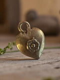 Pendentif cœur vintage métal années 50 motif fleur ancienne bijouterie
