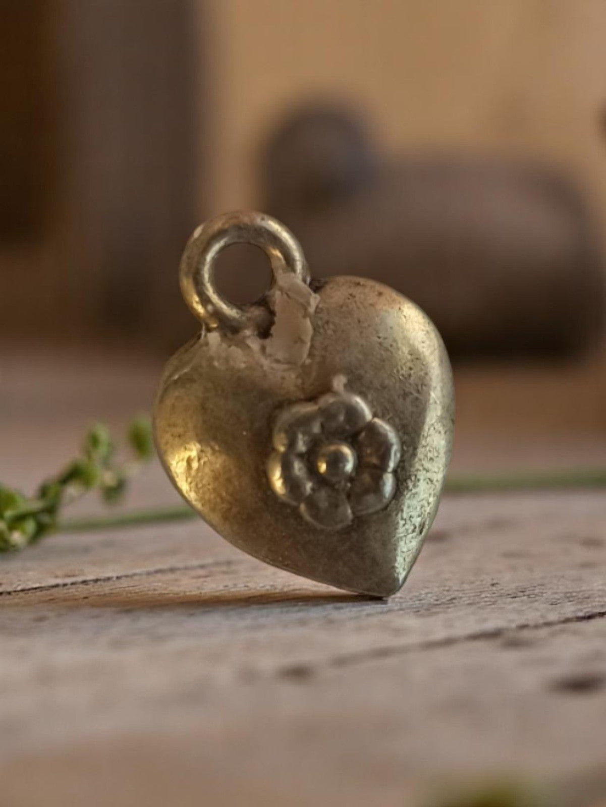 Pendentif cœur vintage métal années 50 motif fleur ancienne bijouterie