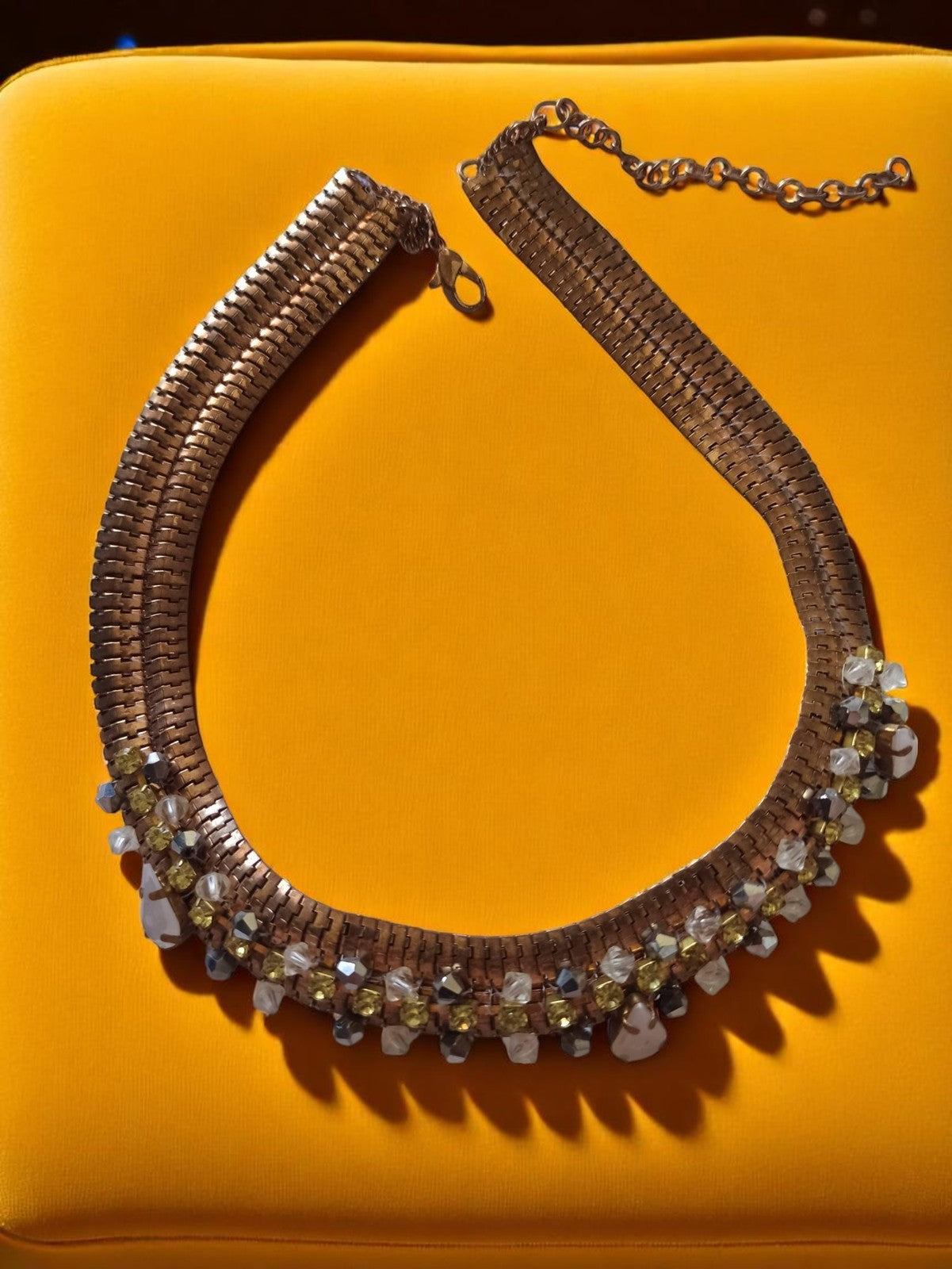 Collier vintage en métal, maille large et perles facettées, pièce unique rétro