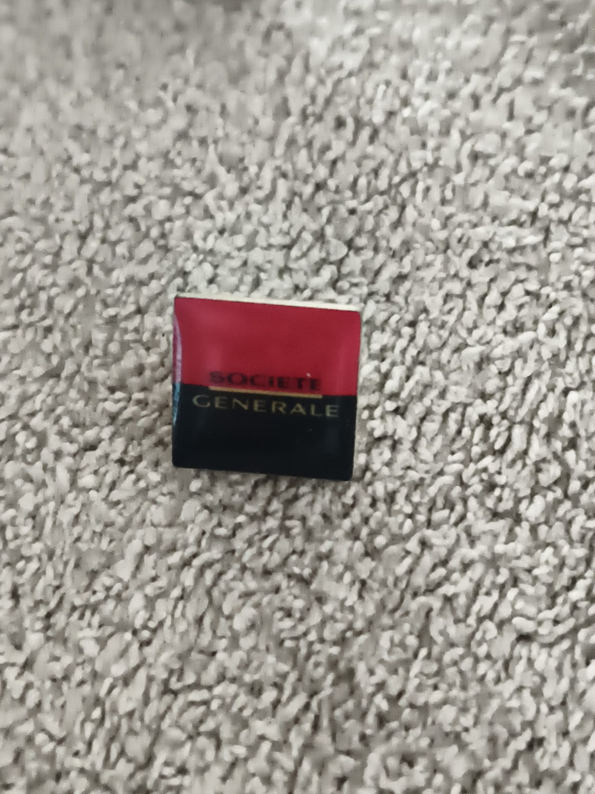 Pin's vintage Société Générale logo carré rouge noir (Ref 10) badge ancien