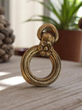 Pendentif rond vintage métal doré motif fleur années 50 bijou rétro