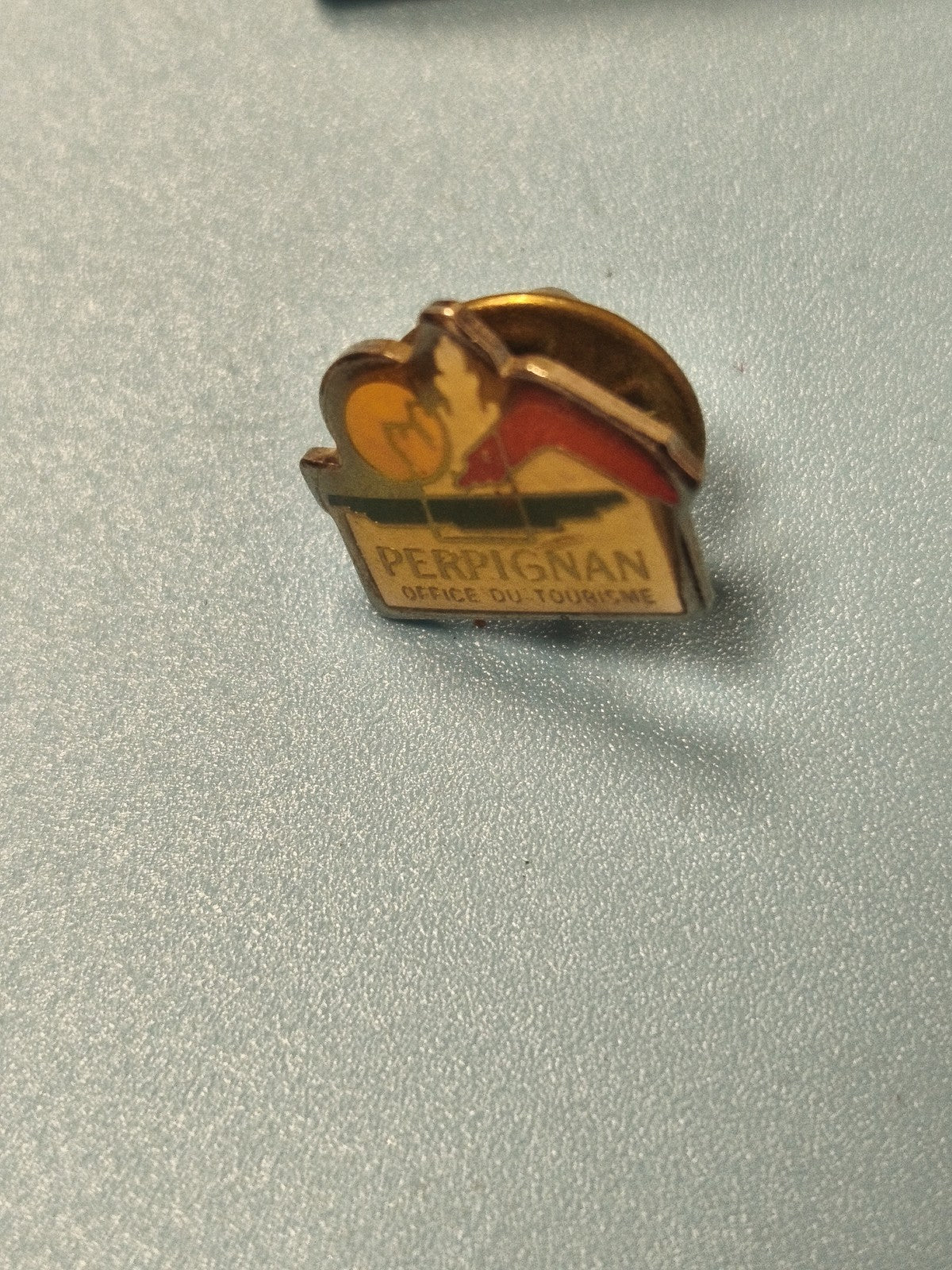 Pin's vintage Perpignan Office du Tourisme, émail coloré, collection (Ref 5)