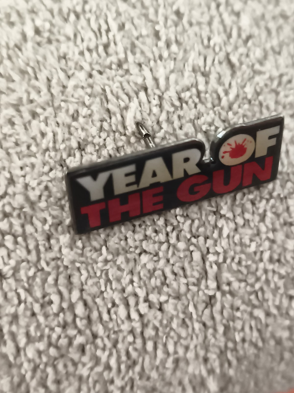 Pin's vintage Year of the Gun noir rouge, badge années 90 cinéma (Ref 4)