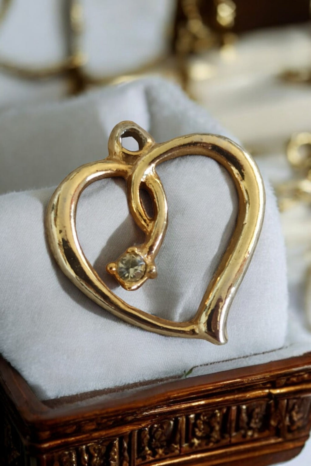 Pendentif cœur doré fantaisie cristal clair, bijou artisanal délicat