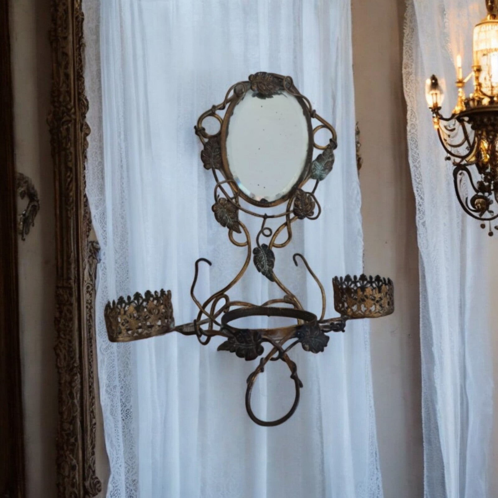 Miroir mural ovale en laiton doré style XIXe, porte-bougies et support mural