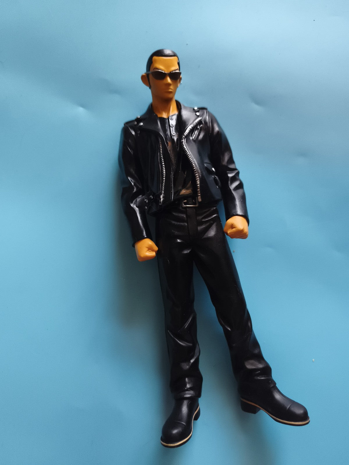 Figurine articulée Crows personnage manga blouson noir lunettes