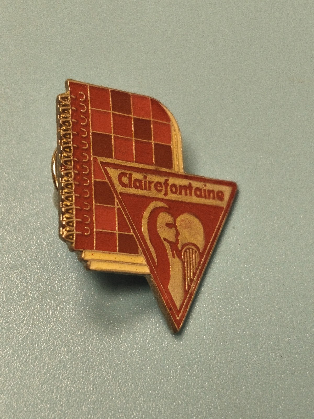 Vintage pin's Clairefontaine logo cahier rouge collection papeterie scolaire