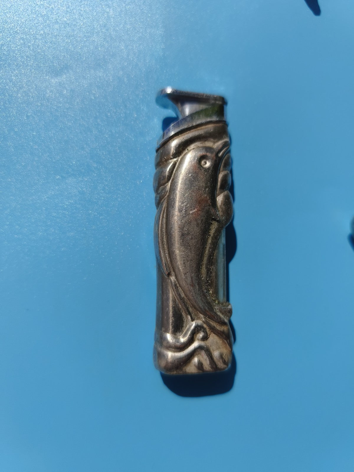 Ancien briquet publicitaire à motif poisson, métal argenté, collection déco