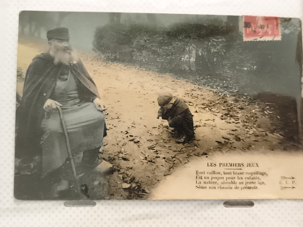 Carte postale ancienne CPA Les Premiers Jeux scène enfant vieillard début XXe