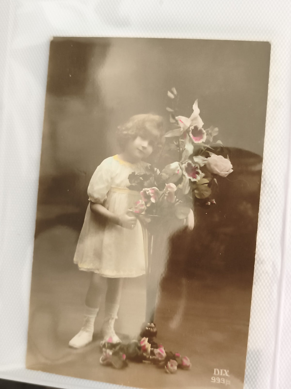 Carte postale ancienne fillette fleurs colorisée DIX 999a photo rétro vintage CP