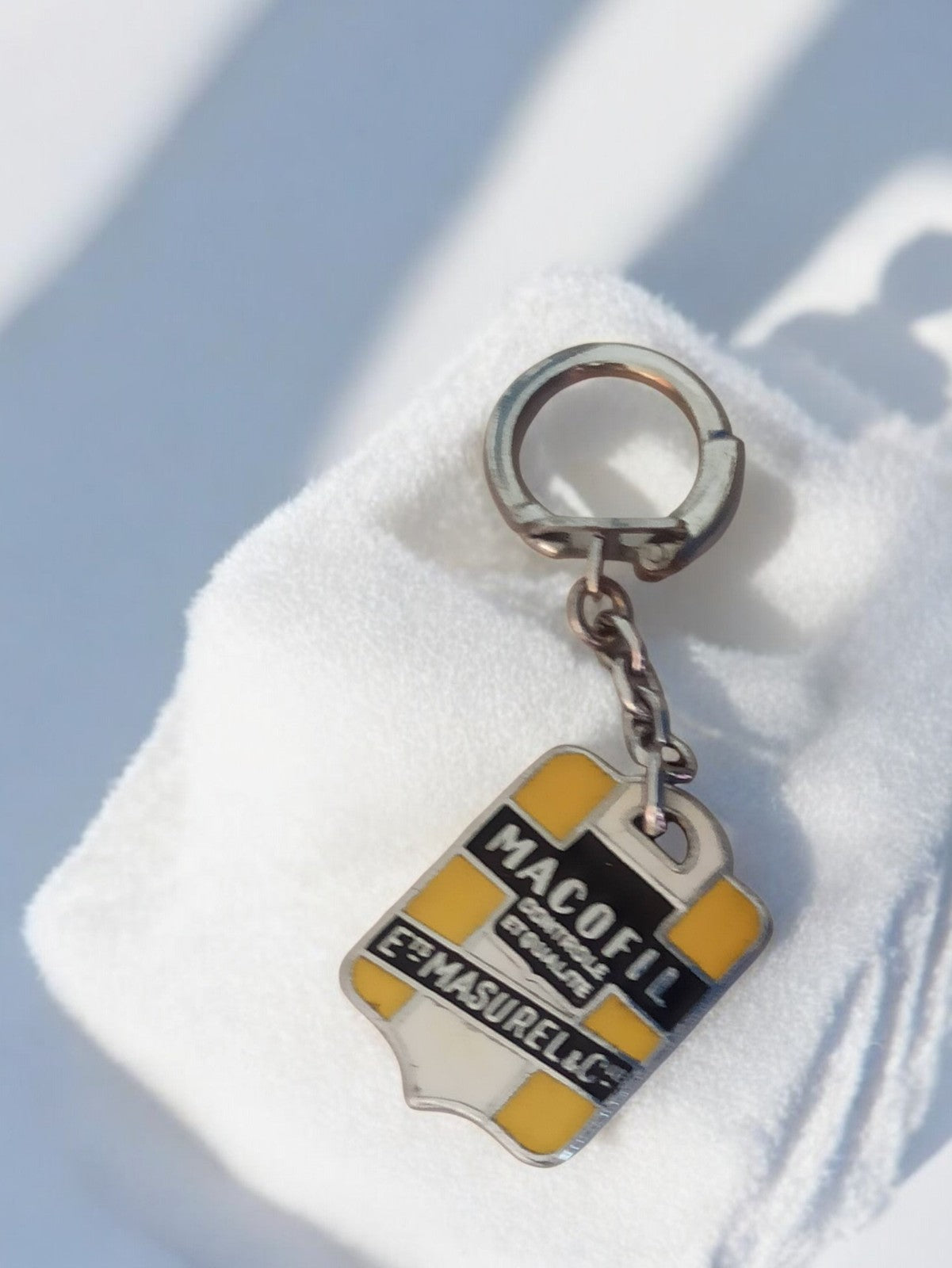 Porte-clés ancien Macofil émaillé rétro jaune noir vintage publicité