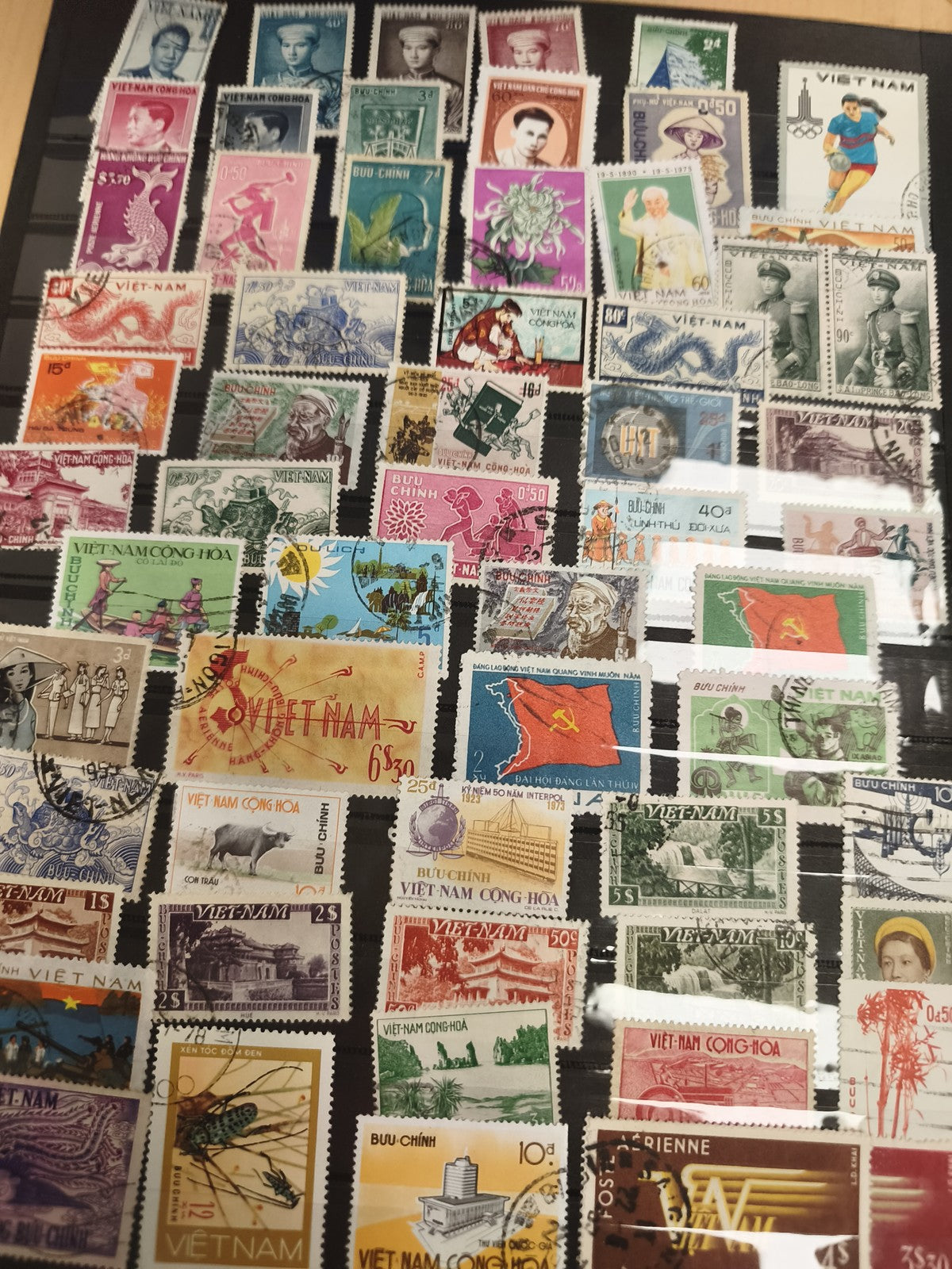 Lot timbres Vietnam oblitérés Buu Chinh thématiques animaux fleurs sports