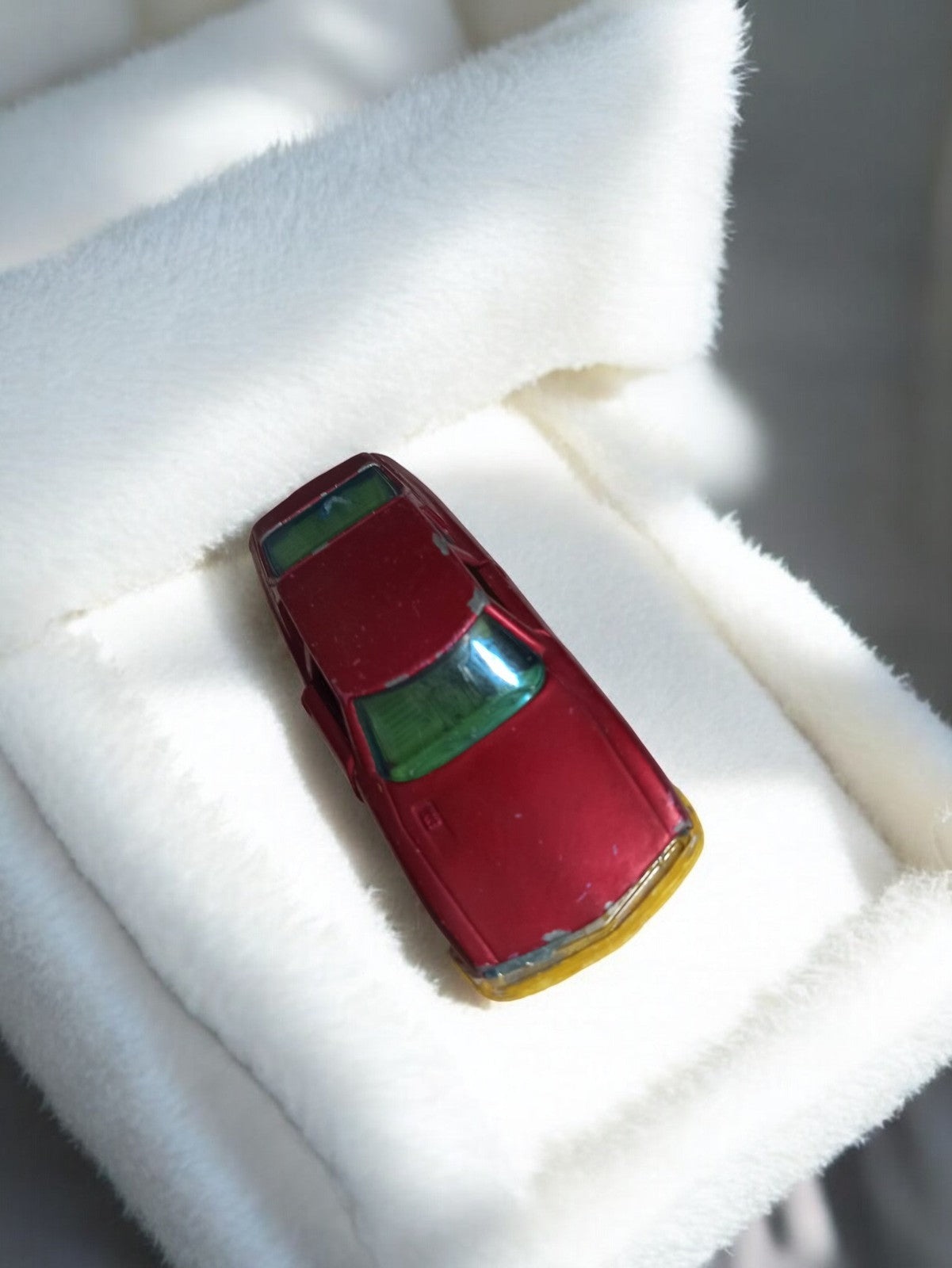 Véhicule miniature ancien rouge, voiture jouet vintage rétro, occasion métal