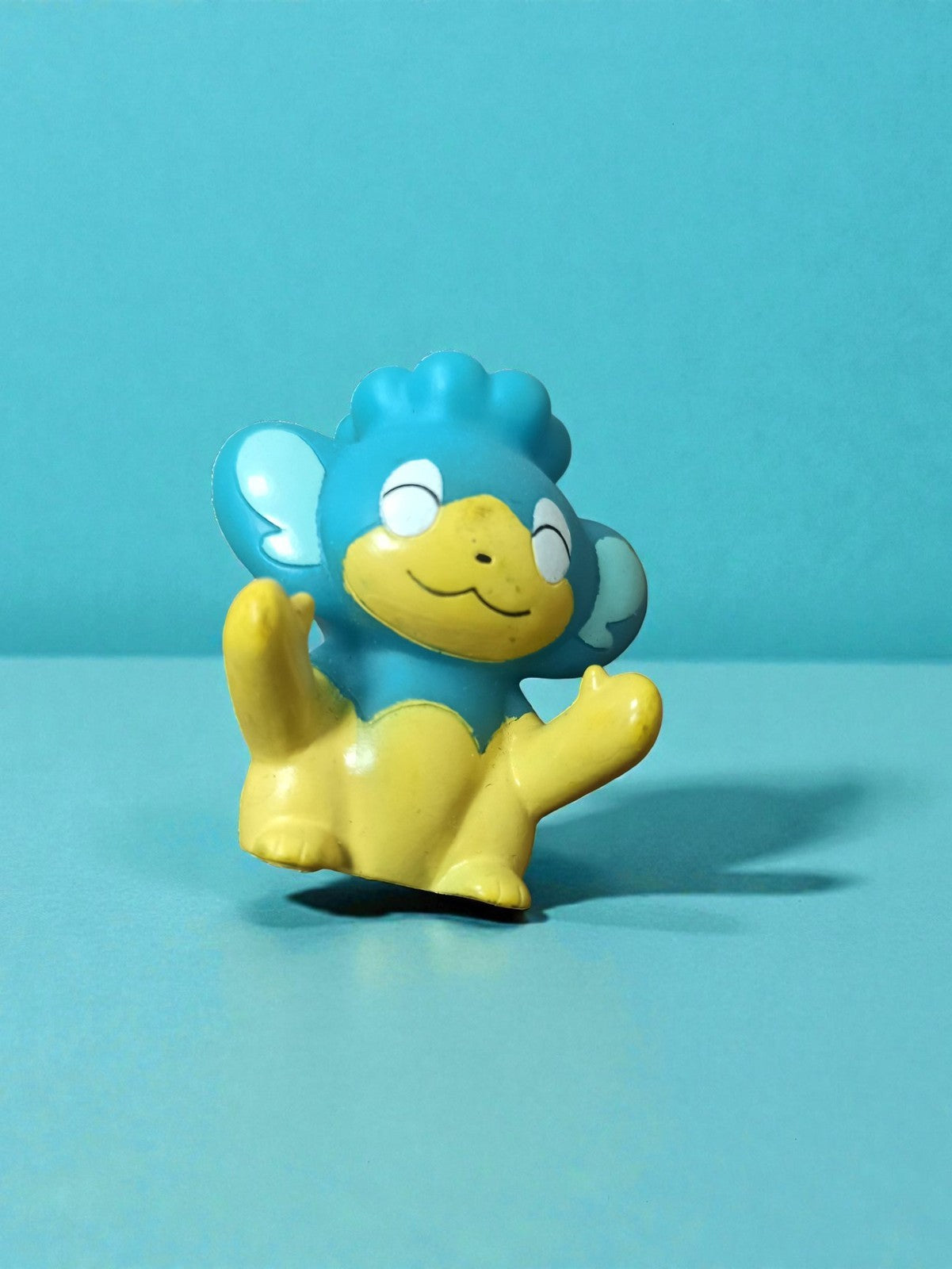 Figurine Pokémon vintage Panpour jouet ancien bleu jaune rétro déco