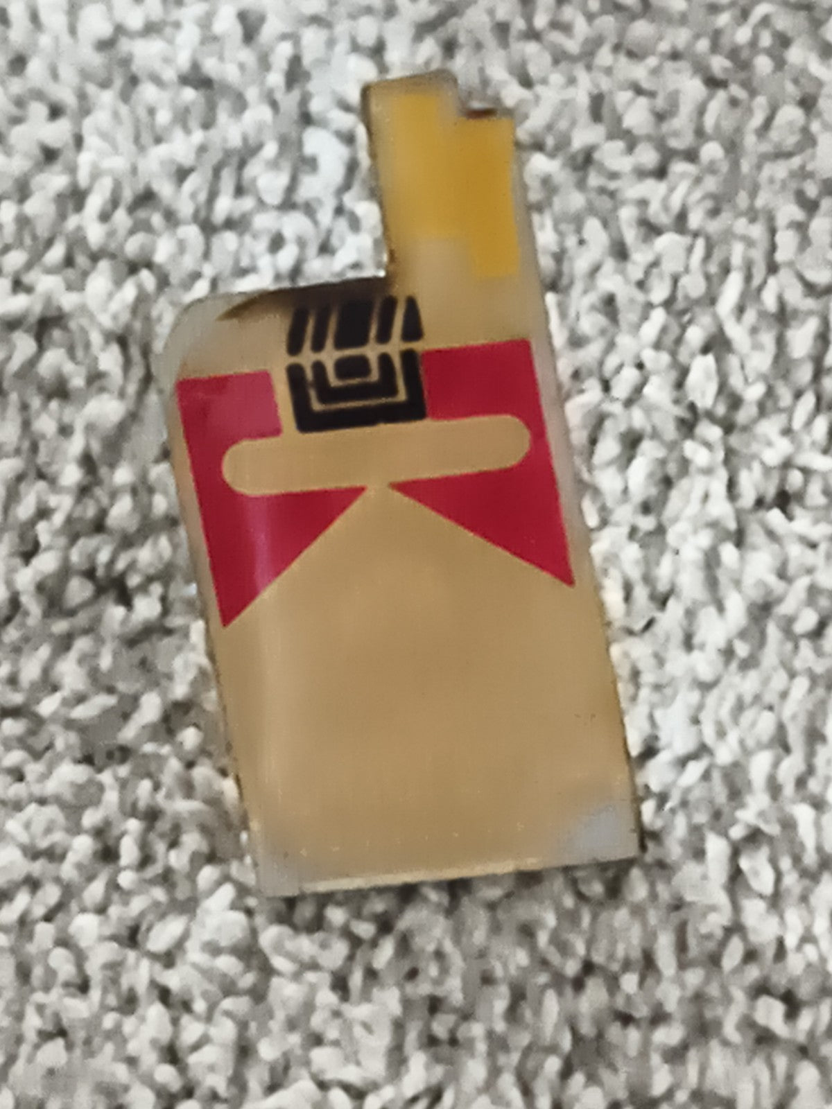 Pin's vintage briquet design stylisé rouge doré rétro publicité (Ref 10)