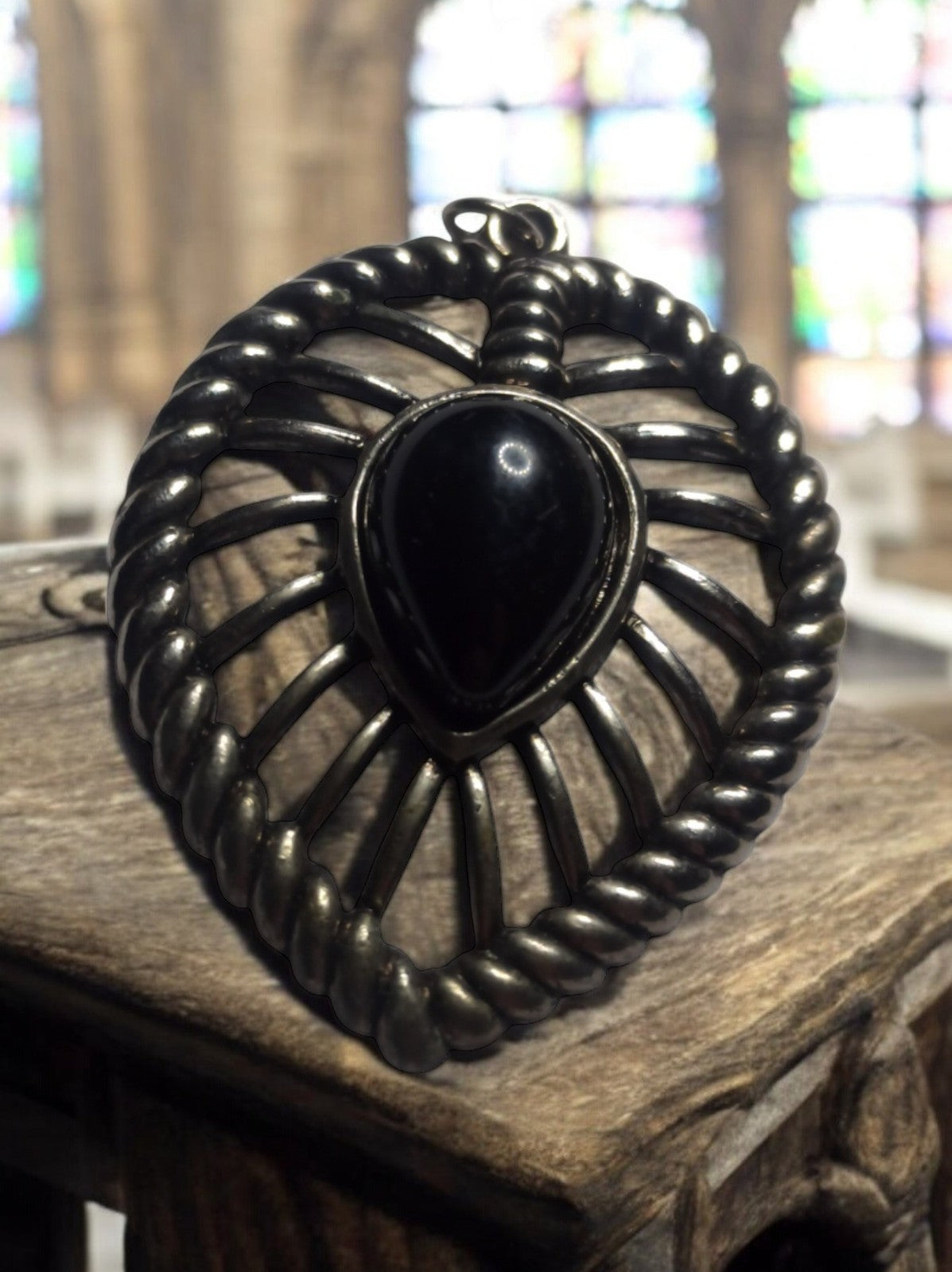 Pendentif vintage fantaisie noir, motif torsadé original, style rétro