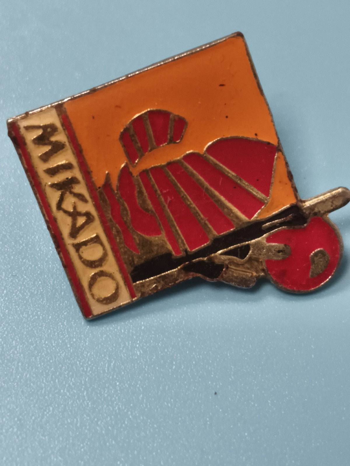 Vintage pin's Mikado émaillé, motif éventail rouge et orange, collection