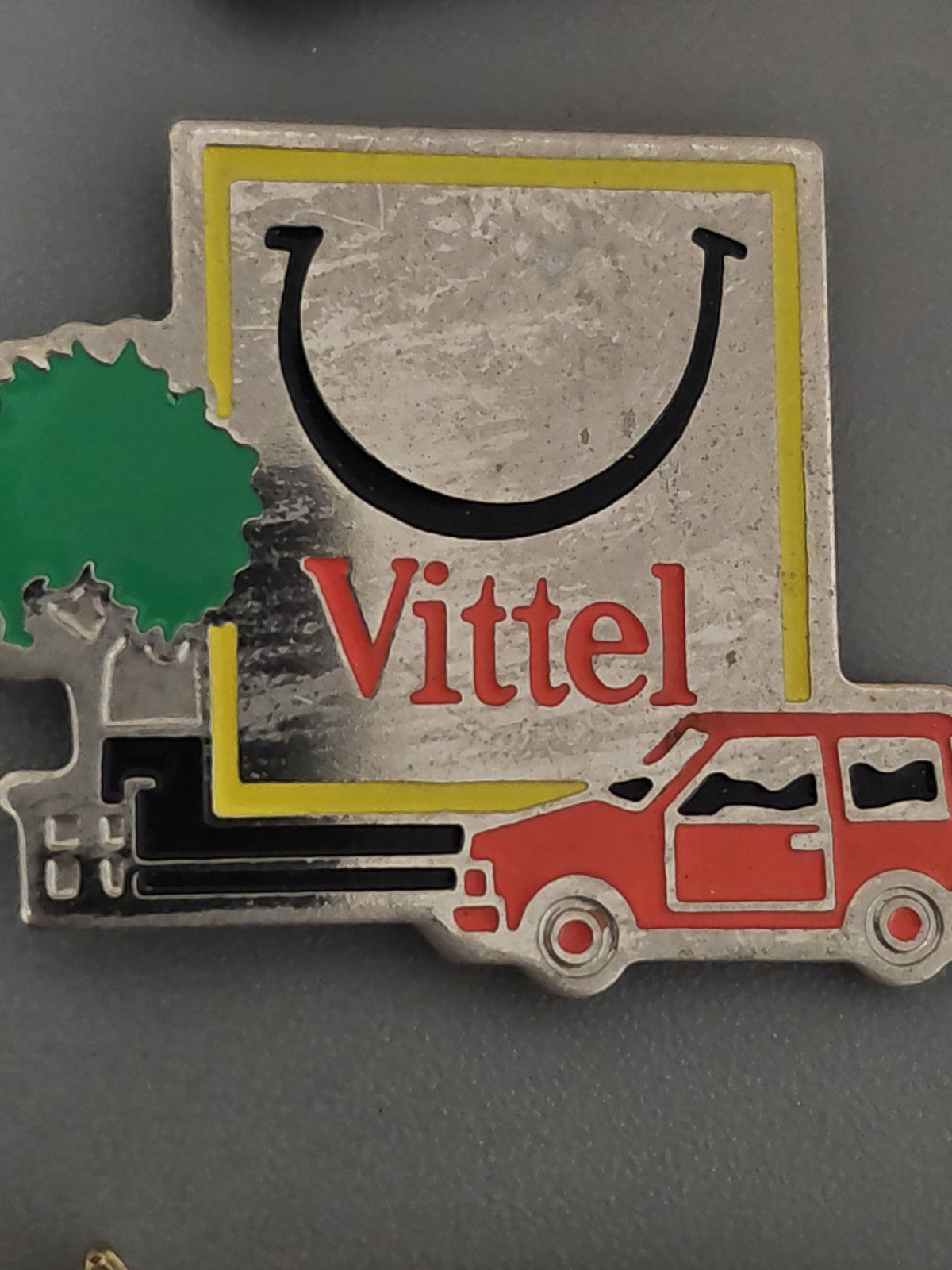 Pin's rétro ancien Vittel ? Badge publicitaire collection France années 80 90
