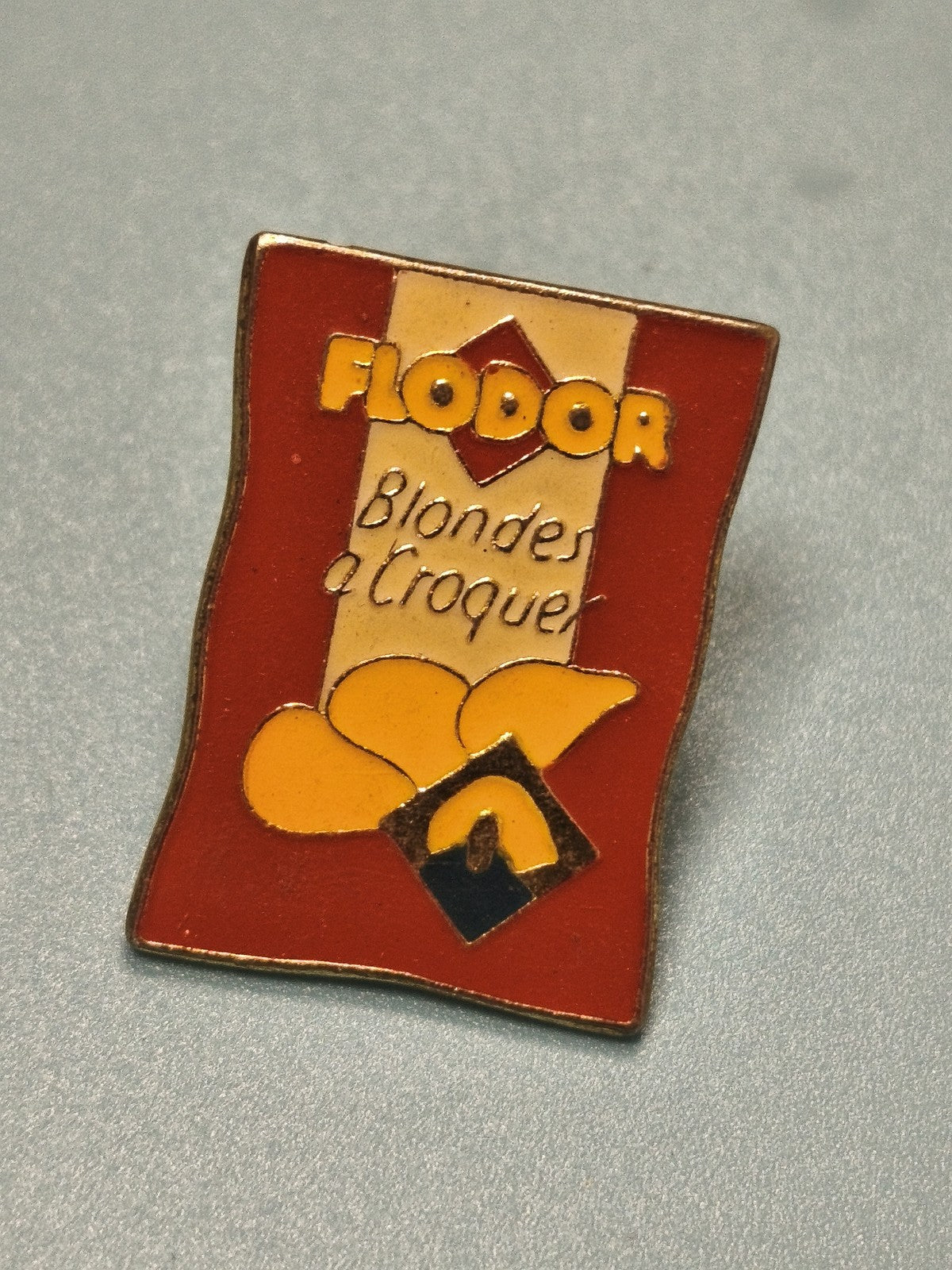 Pin's vintage Flodor Blondes à croquer rouge jaune, collection publicitaire